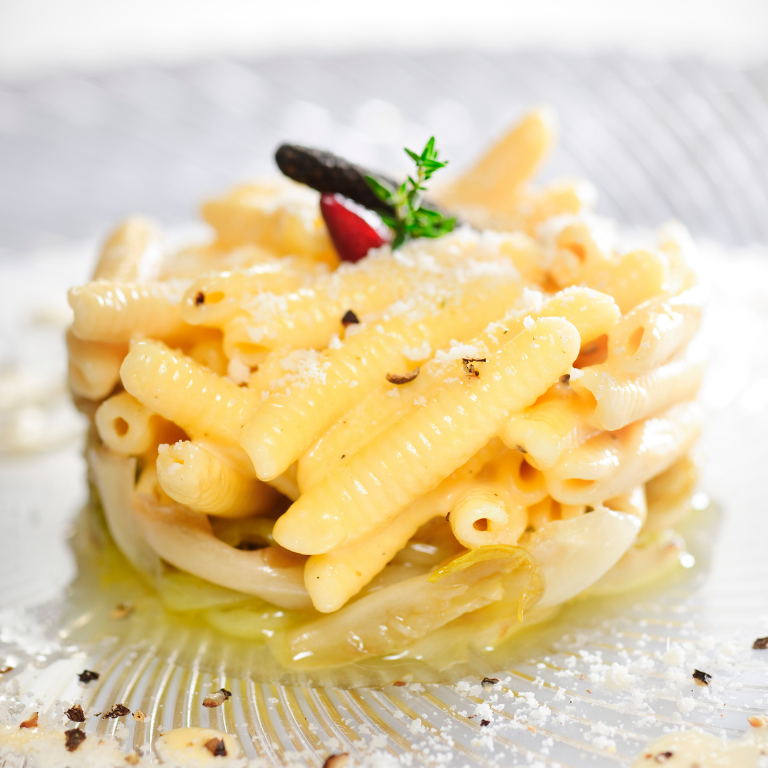 Maccheroncini al pettine cacio e pepe su scarola